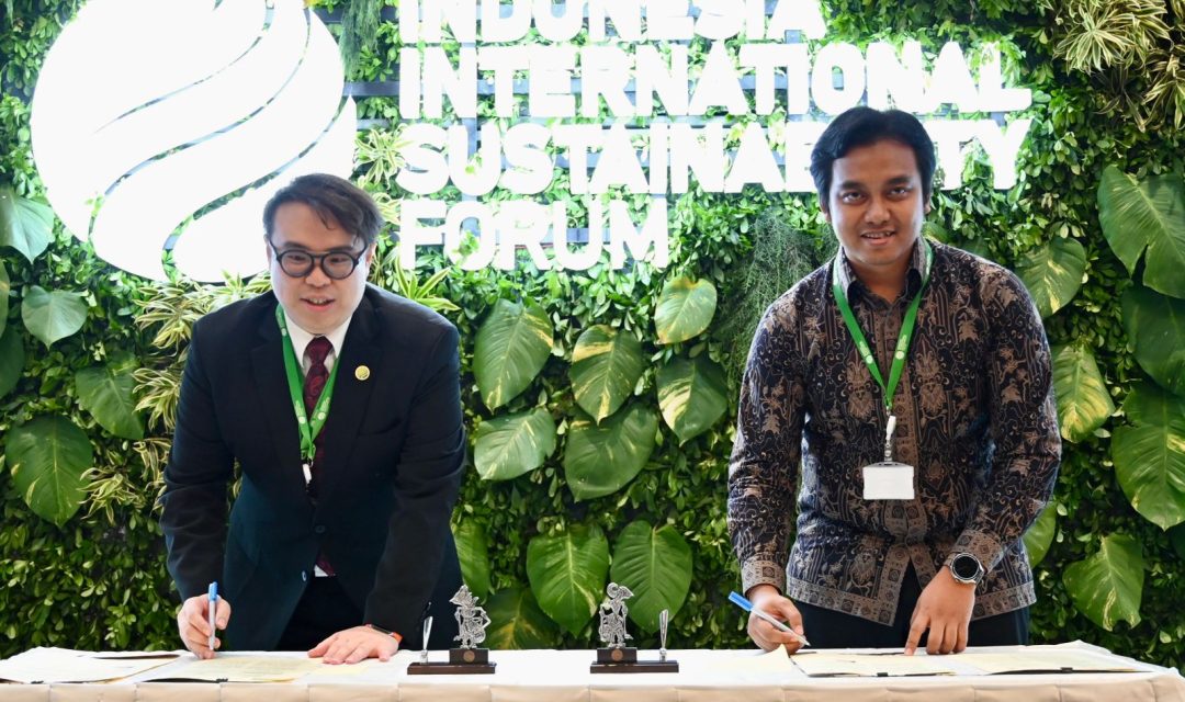 Penandatanganan MoU antara MoU yang ditandatangani oleh VP Pengembangan dan Komersialisasi Produk Niaga, Rudiana Nurhadian (kanan) dengan dengan Direktur Utama PT Utomo Charge+ Indonesia, Anthony Utomo (kiri) terkait pengembangan penyediaan infrastruktur pengisian daya kendaraan listrik terpusat.