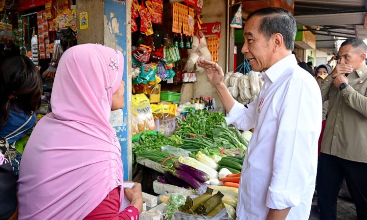 Kunjungi Pasar Dukuh Kupang, Presiden Jokowi Cek Harga dan Interaksi dengan Warga