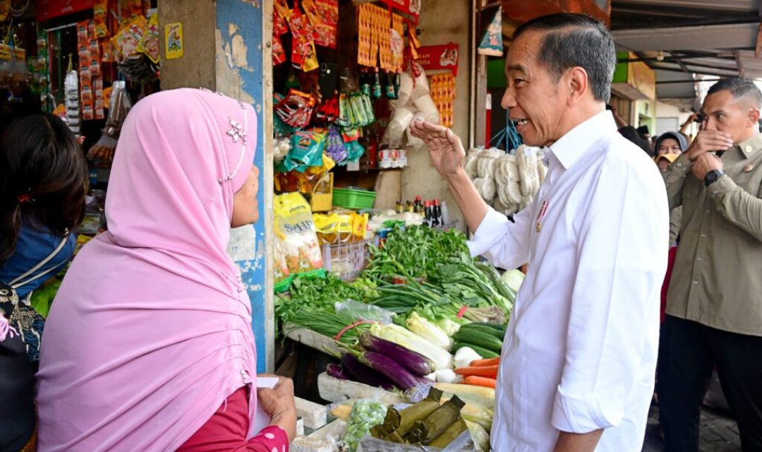 Kunjungi Pasar Dukuh Kupang, Presiden Jokowi Cek Harga dan Interaksi dengan Warga