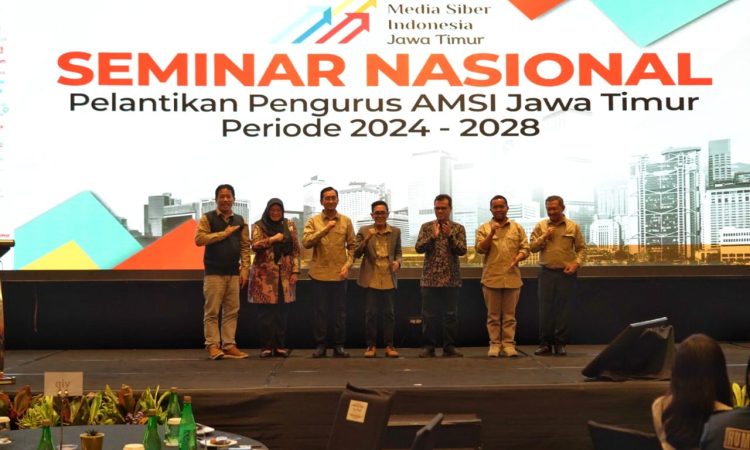 Seminar Nasional bertajuk “Outlook Ekonomi Indonesia 2025: Hilirisasi dan Digitalisasi Ekonomi di Jawa Timur.” (Dok. AMSI Jatim)