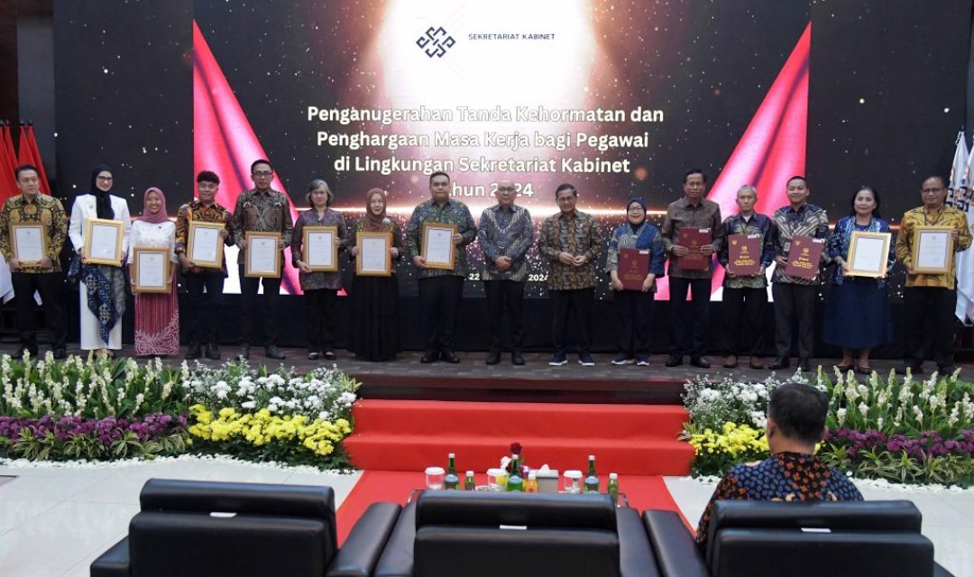 Seskab Pramono Anung Serahkan Anugerah Tanda Kehormatan Tahun 2024 Bagi ASN Sekretariat Kabinet