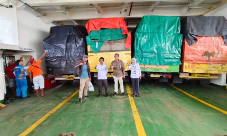 Anggota KPU Jatim Miftahul Rozak saat meninjau pengiriman logistik ke Pulau Bawean. (Pca)