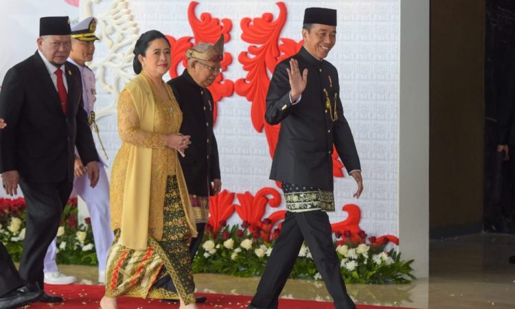 Presiden Jokowi Berpidato di Gedung Nusantara dengan Busana Tradisional Betawi