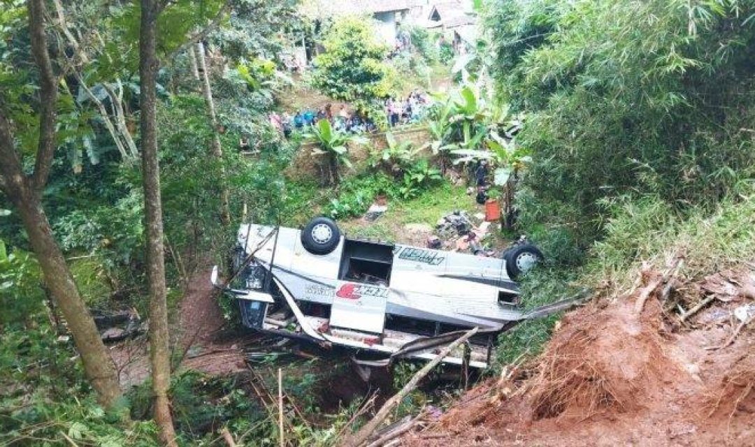 bangkai-bus-pariwisata-sri-padma-kencana-yang-mengalami-kecelakaan