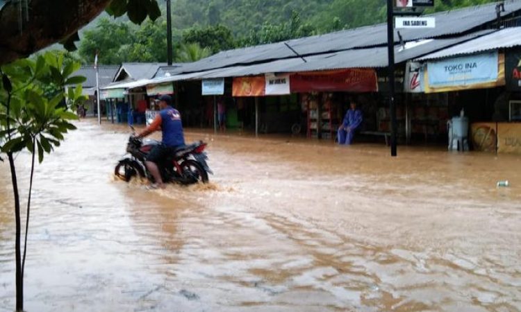 banjir-di-perkampungan-nelayan-sadeng-kapanewon-girisubo-kabupaten-gunungkidul-kamis-11112021-2_43