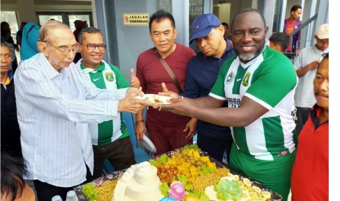 Mendiang M. Barmen saat bersama mantan pemain dan pelatih Persebaya Jacksen F Tiago