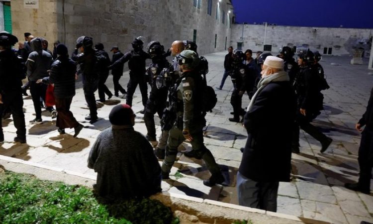 Israel mengusir jamaah Palestina dari Masjid Al Aqsa. (Foto: Detiknews)