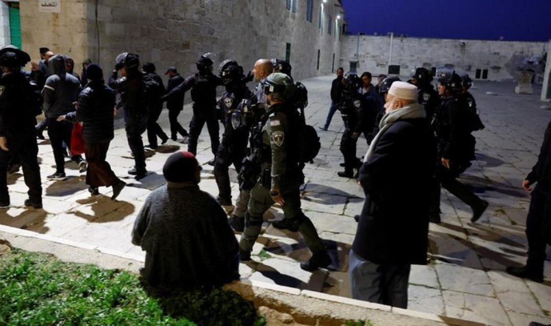 Israel mengusir jamaah Palestina dari Masjid Al Aqsa. (Foto: Detiknews)