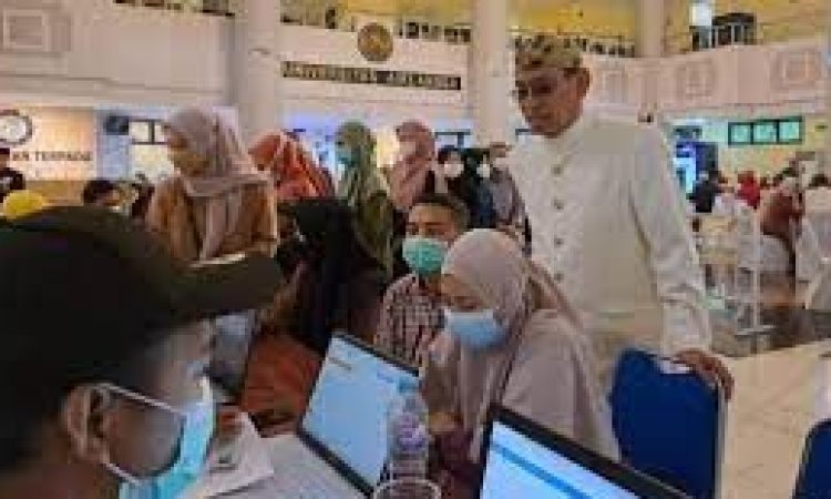 Unair beri vaksi INAVAC gratis untuk umum di HUT RI (Foto: Detik,com)