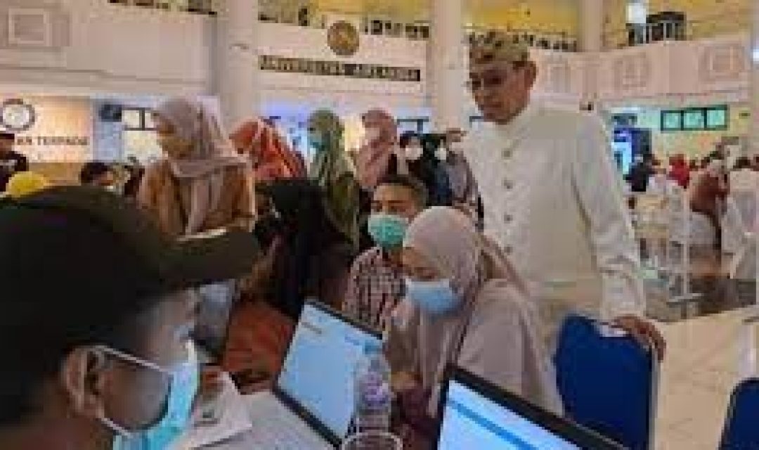 Unair beri vaksi INAVAC gratis untuk umum di HUT RI (Foto: Detik,com)