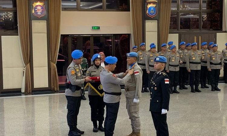 Wakil Kapolri (Wakapolri) Komjen Agus Andrianto memberikan penghargaan ke Kontingen Garuda Bhayangkara Satgas FPU 4 Minusca di Gedung Rupatama, Mabes Polri, Jakarta, Selasa (26/9/2023). (kompas.com)