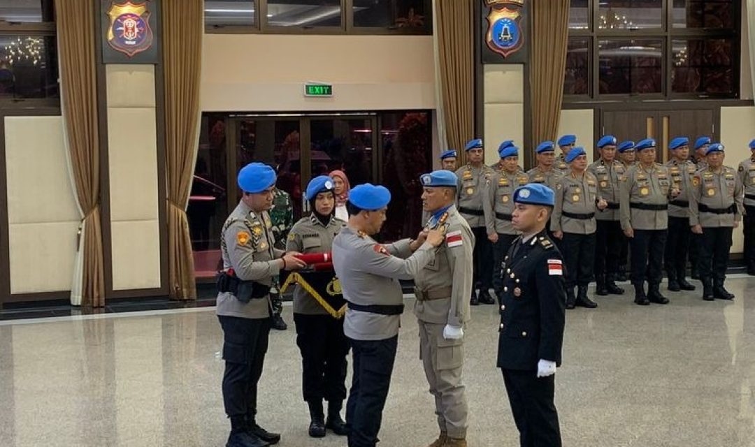 Wakil Kapolri (Wakapolri) Komjen Agus Andrianto memberikan penghargaan ke Kontingen Garuda Bhayangkara Satgas FPU 4 Minusca di Gedung Rupatama, Mabes Polri, Jakarta, Selasa (26/9/2023). (kompas.com)