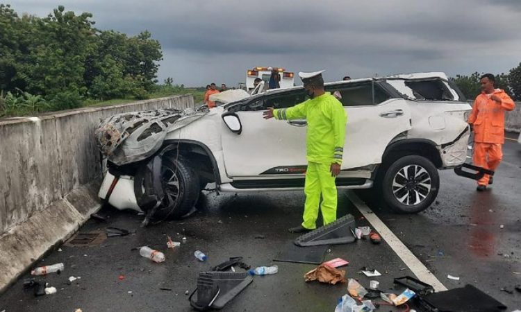 fortuner-tabrak-pembatas-terbalik-di-tol-ngawi-1_169