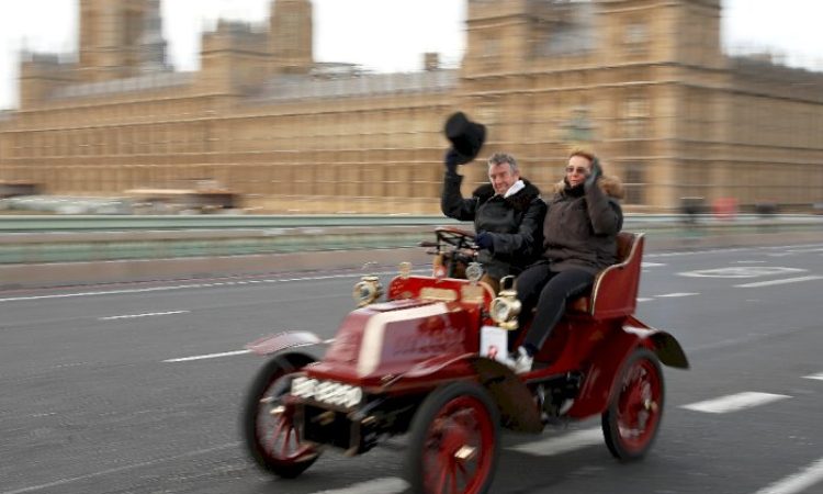 foto-acara-balap-mobil-kuno-london-to-brighton-veteran-car-run-yang-ke-12581_700