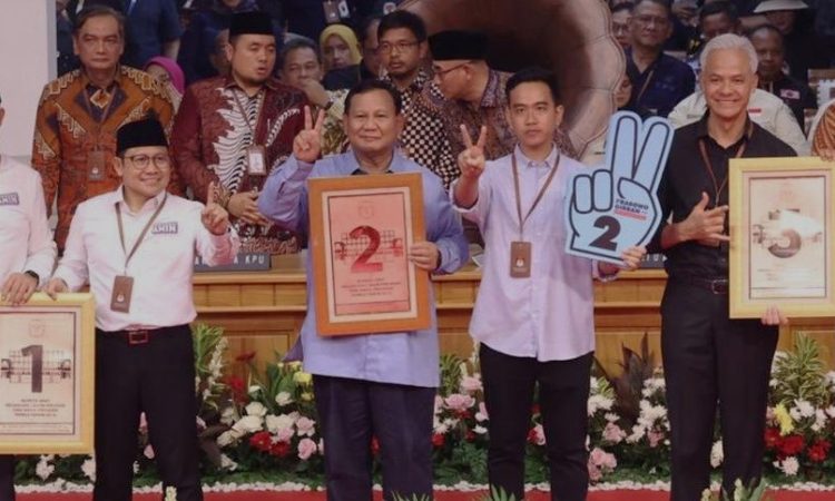 NOMOR URUT: Pasangan Capres-Cawapres memperlihatkan hasil pengundian nomor urut peserta Pilpres 2024.