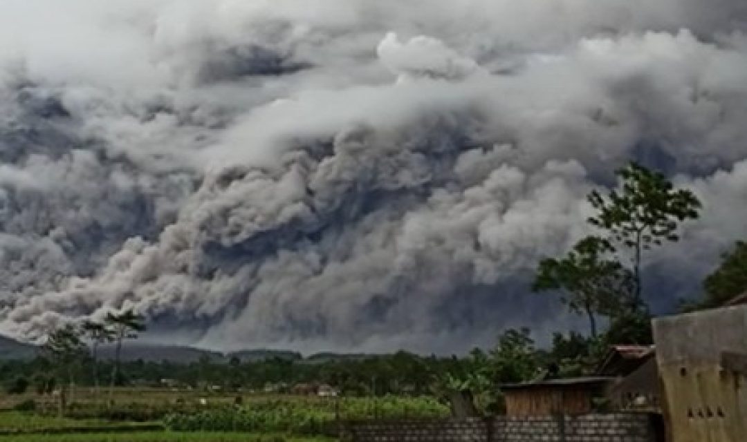 gunung-semeru-kembali-keluarkan-awan-panas-guguran-sejauh-45-kilometer-tangkapan-layar-via-bnpb-2_43