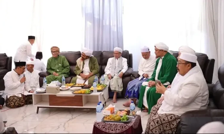 Habib Umar bin Hafidz, Rais Aam PBNU KH Miftachul Akhyar, bersama para ulama.