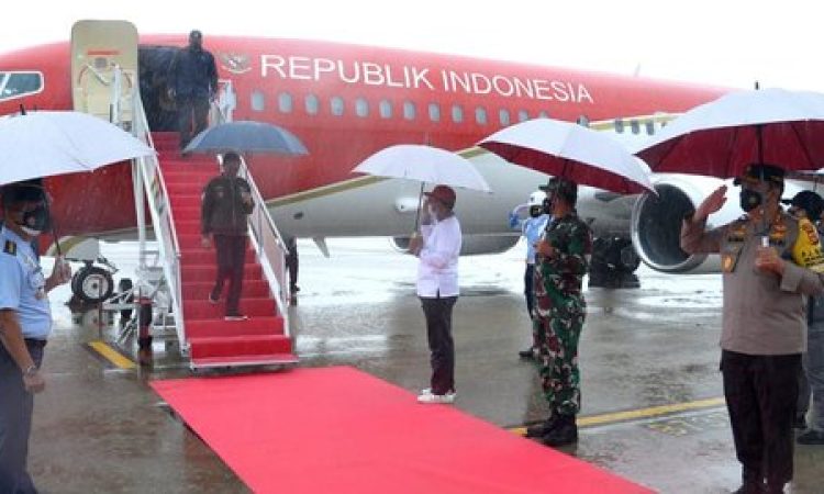 hujan-deras-sambut-kedatangan-presiden-jokowi-di-lombok