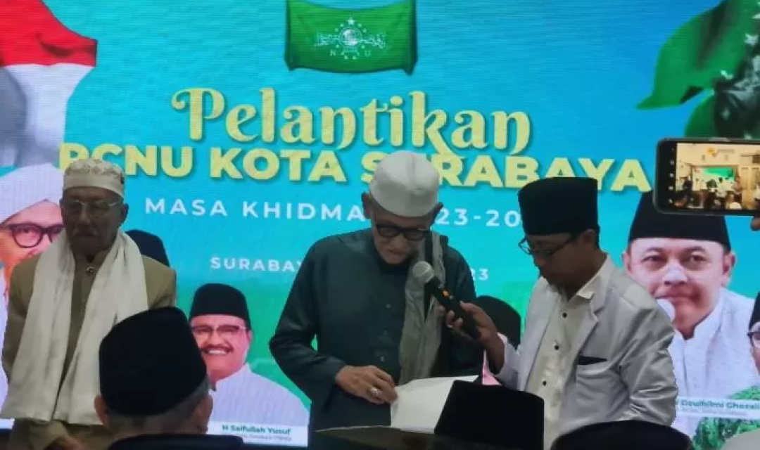 Umarsyah dilantik menjadi Ketua PCNU Surabaya. (Jawapos)