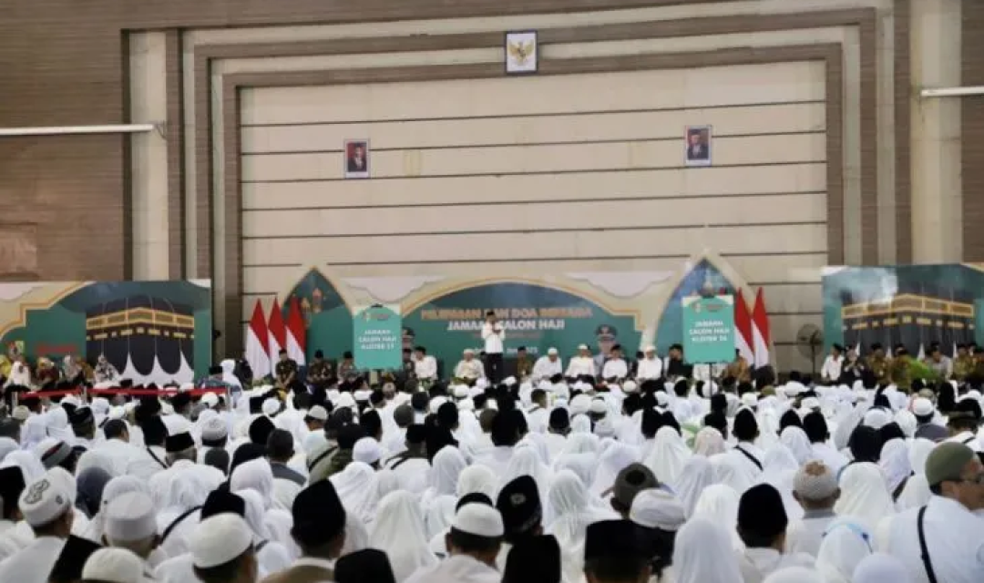 Kepala Kementerian Agama Jember Akhmad Sruji Bahtiar memberikan laporan saat pelepasan jamaah calon haji di Gedung Serbaguna Jember, Selasa (6/6/2023). ANTARA/HO-Diskominfo Jember