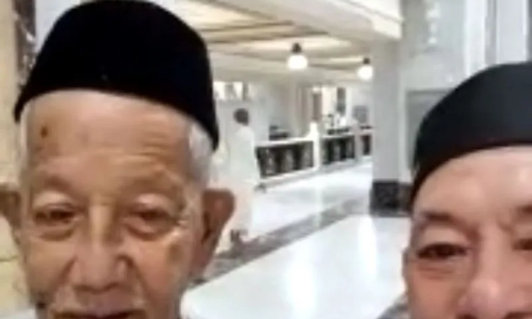 Calon haji asal Kabupaten Takalar Muh Arif Dg Rate (68) bersama petugas kloter yang videonya viral karena ingin pulang ke rumahnya naik ojek. ANTARA/HO-Kemenag Sulsel
