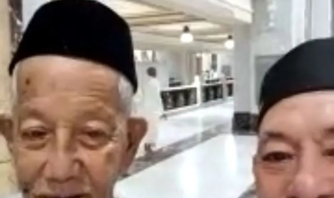 Calon haji asal Kabupaten Takalar Muh Arif Dg Rate (68) bersama petugas kloter yang videonya viral karena ingin pulang ke rumahnya naik ojek. ANTARA/HO-Kemenag Sulsel