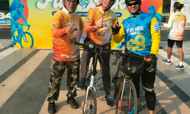 Dok. Kempalan - Cak Amu (kanan) saat Gowes bersama Rektor Unair Prof Dr Mohammad Nasih SE MT (tengah) dan Drs Edy Yuwono Slamet MA (dosen FE Unair) saat Dies Natalis Unair, Minggu (12/10/23)