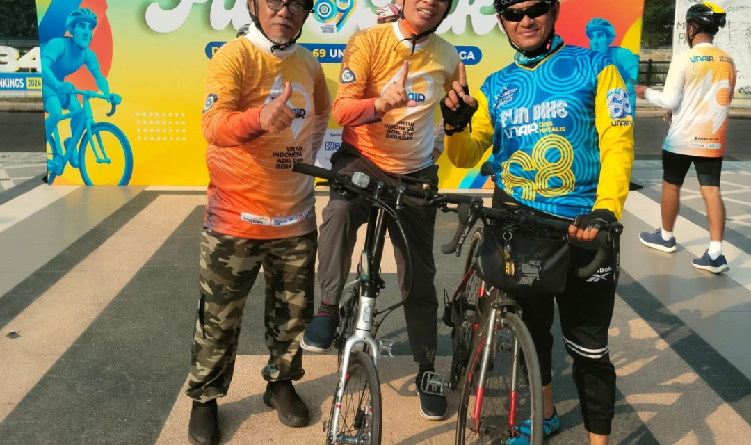 Dok. Kempalan - Cak Amu (kanan) saat Gowes bersama Rektor Unair Prof Dr Mohammad Nasih SE MT (tengah) dan Drs Edy Yuwono Slamet MA (dosen FE Unair) saat Dies Natalis Unair, Minggu (12/10/23)