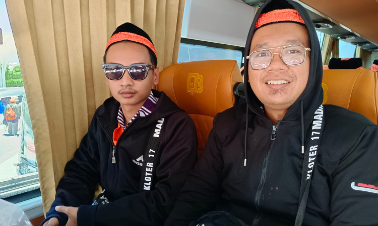 Harian (kiri) bersama kakaknya di bus yang mengantarkan dari bandara AMAA Madinah ke hotel. Foto : Miftahul Arief/MCH2024