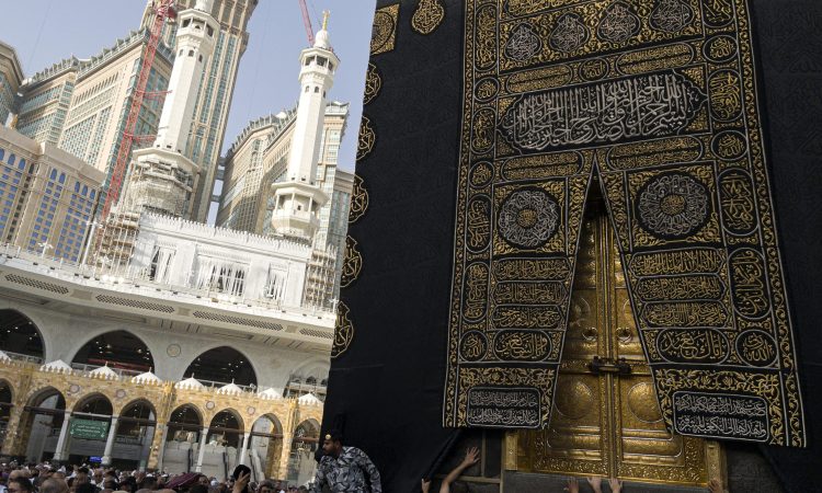 Umat Islam berusaha menyentuh pintu ka’bah seusai tawaf di Masjidil Haram, Makkah, Arab Saudi, Minggu (19/5/2024). Panitia Penyelenggara Ibadah Haji (PPIH) Arab Saudi menyatakan jamaah calon haji gelombang pertama sebanyak 8 kloter mulai diberangkatkan dari Madinah ke Makkah pada 20 Mei 2024. Sigid Kurniawan/MCH 2024