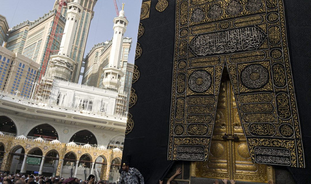 Umat Islam berusaha menyentuh pintu ka’bah seusai tawaf di Masjidil Haram, Makkah, Arab Saudi, Minggu (19/5/2024). Panitia Penyelenggara Ibadah Haji (PPIH) Arab Saudi menyatakan jamaah calon haji gelombang pertama sebanyak 8 kloter mulai diberangkatkan dari Madinah ke Makkah pada 20 Mei 2024. Sigid Kurniawan/MCH 2024