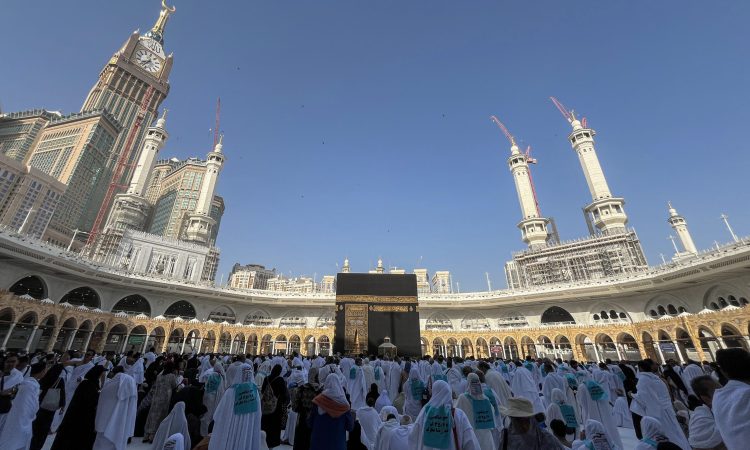 Umat Islam menghadap ka'bah seusai melaksanakan tawaf di Masjidil Haram, Makkah, Arab Saudi, Minggu(19/5/2024).