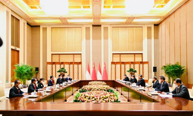 Presiden Joko Widodo (keempat kiri) melakukan pertemuan bilateral dengan Perdana Menteri China Li Keqiang (keempat kanan) di Villa 5, Diaoyutai State Guesthouse, Beijing, China, Selasa (26/7/2022). ANTARA FOTO/Biro Pers Setpres/Laily Rachev