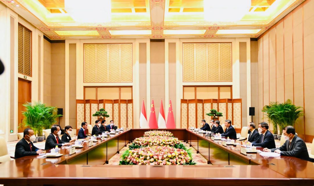 Presiden Joko Widodo (keempat kiri) melakukan pertemuan bilateral dengan Perdana Menteri China Li Keqiang (keempat kanan) di Villa 5, Diaoyutai State Guesthouse, Beijing, China, Selasa (26/7/2022). ANTARA FOTO/Biro Pers Setpres/Laily Rachev