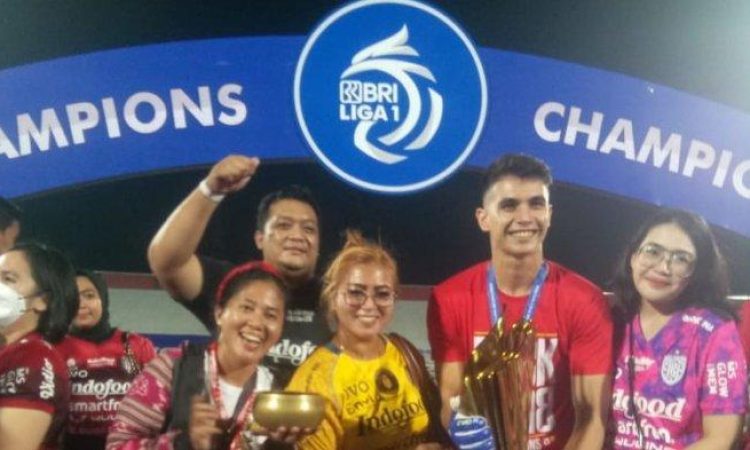 momen-rara-sang-pawang-hujan-di-perayaan-gelar-juara-bali-united