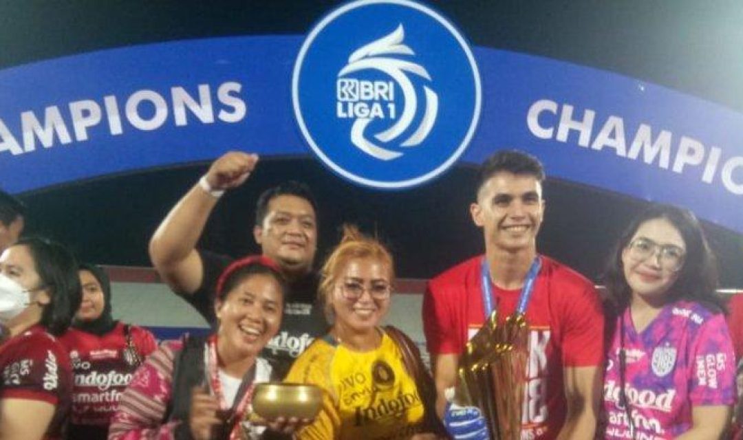 momen-rara-sang-pawang-hujan-di-perayaan-gelar-juara-bali-united