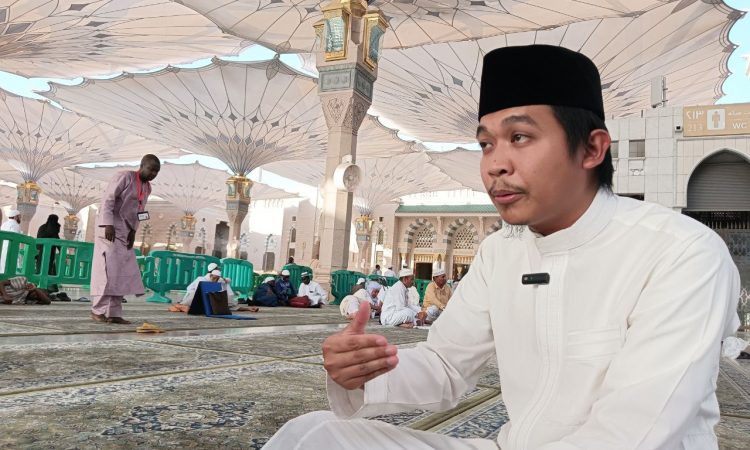 Dzakwan Aisy Fajar Azhari, penerjemah khotbah Jumat di Masjid Nabawi.