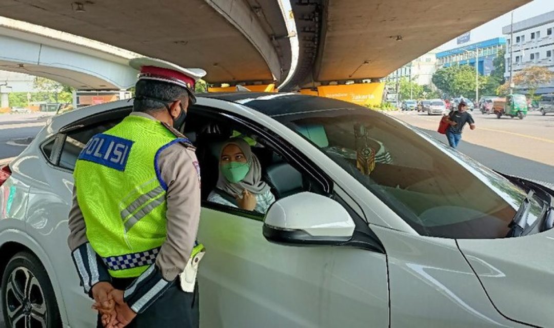 polisi-berhentikan-mobil-yang-langgar-aturan-ganjil-genap-di-tomang-jakarta-barat_169