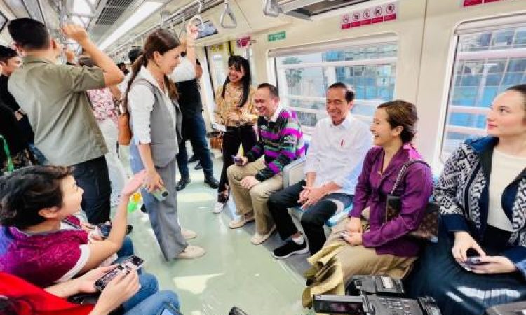 Presiden Jokowi jajal LRT Bekasi bareng influencer (Foto: Okezone)