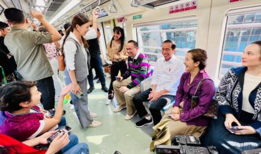 Presiden Jokowi jajal LRT Bekasi bareng influencer (Foto: Okezone)