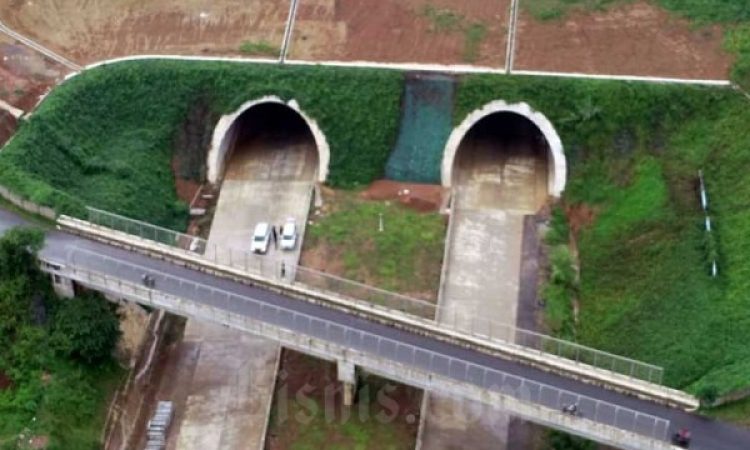 Foto udara Jalan Tol Cileunyi-Sumedang-Dawuan (Cisumdawu) seksi dua di kawasan Ranca Kalong, Kabupaten Sumedang, Jawa Barat. Kementerian Pekerjaan Umum & Perumahan Rakyat (PUPR) menargetkan pembangunan jalan tol Cisumdawu bisa rampung pada akhir 2020. Jalan tol sepanjang 61,5 kilometer ini merupakan akses baru dari Bandung menuju Bandara Internasional Jawa Barat, Majalengka.