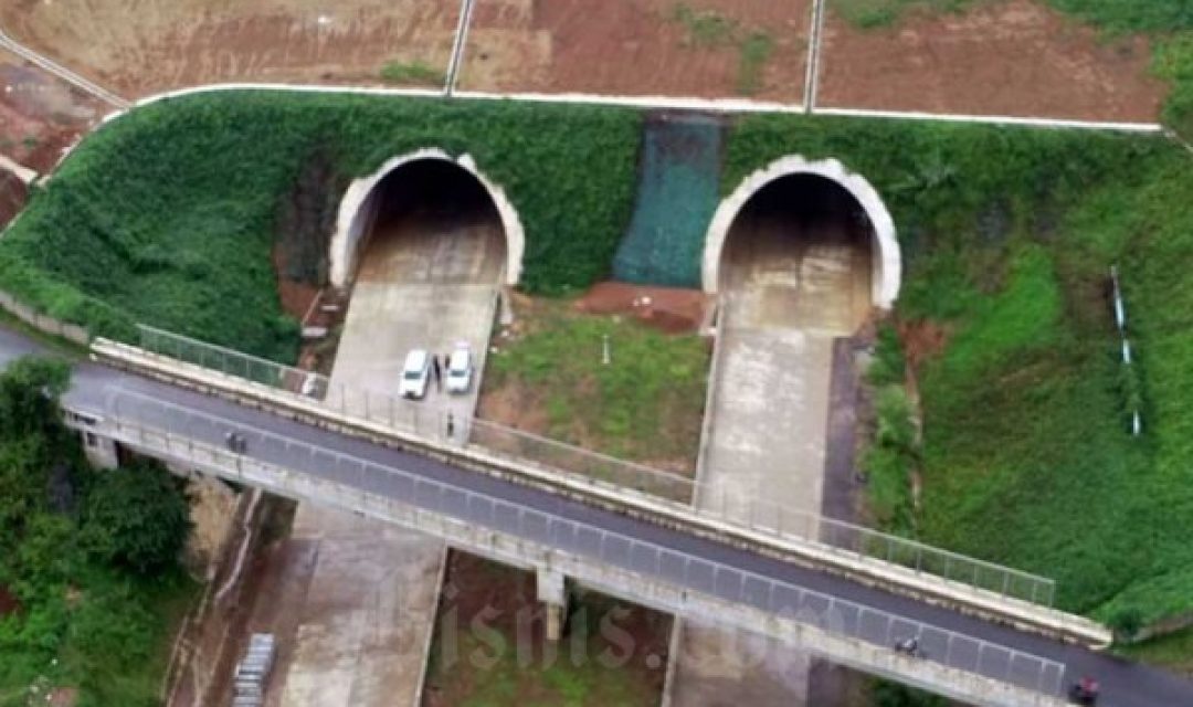 Foto udara Jalan Tol Cileunyi-Sumedang-Dawuan (Cisumdawu) seksi dua di kawasan Ranca Kalong, Kabupaten Sumedang, Jawa Barat. Kementerian Pekerjaan Umum & Perumahan Rakyat (PUPR) menargetkan pembangunan jalan tol Cisumdawu bisa rampung pada akhir 2020. Jalan tol sepanjang 61,5 kilometer ini merupakan akses baru dari Bandung menuju Bandara Internasional Jawa Barat, Majalengka.