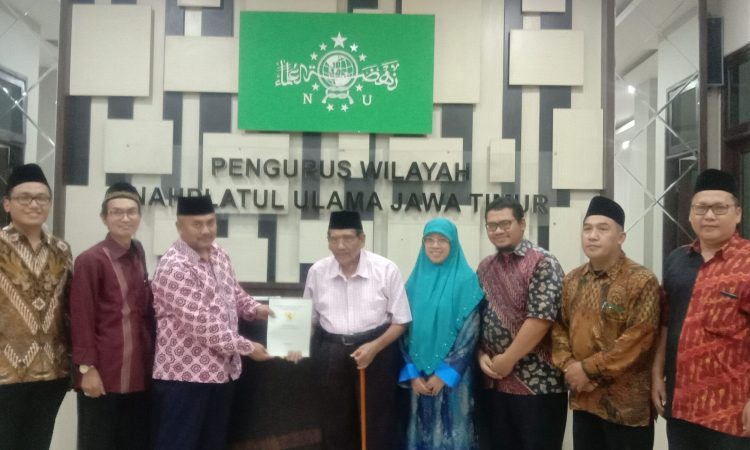 SERAH TERIMA: Wakil Ketua PWNU Jatim H M Koderi menerima sertipikat tanah yang diwakafkan oleh H Soedarsono, di kantor PWNU Jatim, Sabtu (4/5/2024).