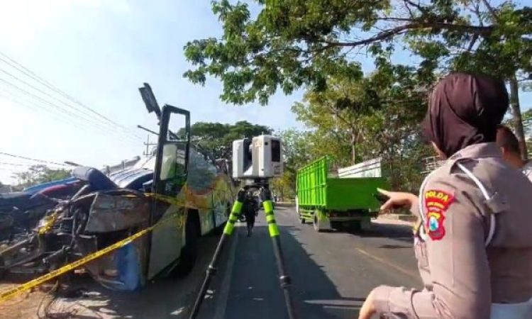 Unit TAA Polda Jatim di lokasi laka maut Ngawi. (Foto: Polda Jatim)