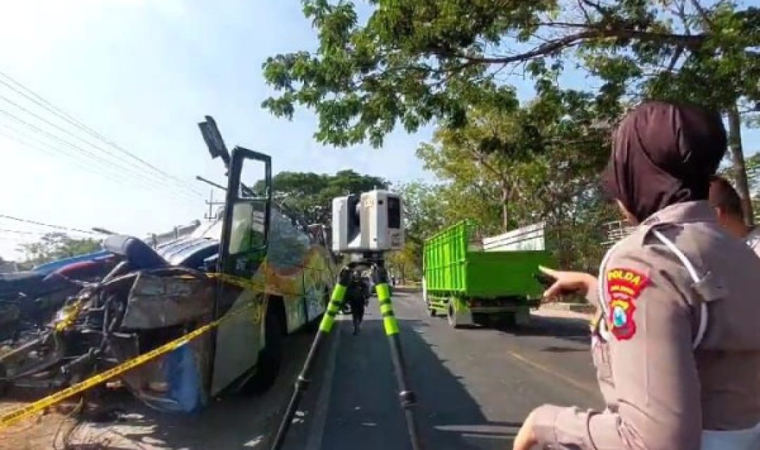 Unit TAA Polda Jatim di lokasi laka maut Ngawi. (Foto: Polda Jatim)