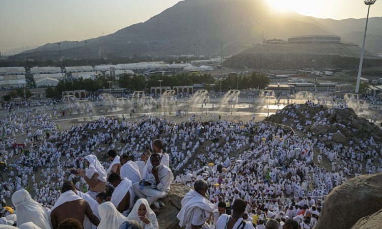 Umat Islam memadati Jabal Rahmah jelang wukuf di Arafah, Makkah, Arab Saudi, Sabtu (15/6/2024). Jutaan jamaah haji dari berbagai negara berkumpul di Arafah untuk melaksanakan wukuf yang merupakan rukun haji pada prosesi puncak ibadah haji 1445 H. Sigid Kurniawan/MCH 2024