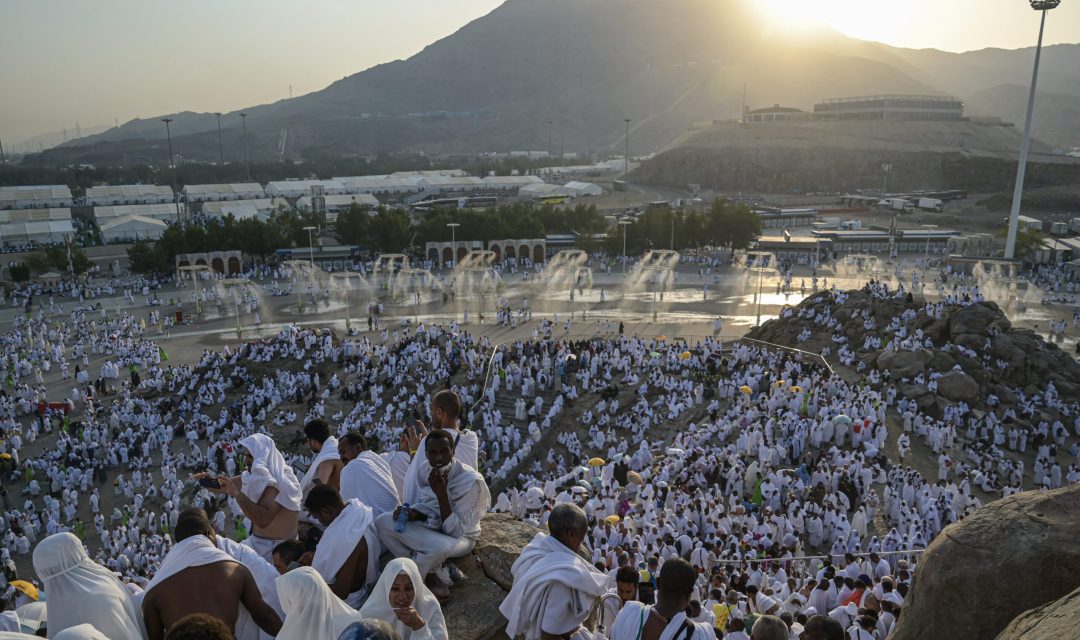 Umat Islam memadati Jabal Rahmah jelang wukuf di Arafah, Makkah, Arab Saudi, Sabtu (15/6/2024). Jutaan jamaah haji dari berbagai negara berkumpul di Arafah untuk melaksanakan wukuf yang merupakan rukun haji pada prosesi puncak ibadah haji 1445 H. Sigid Kurniawan/MCH 2024