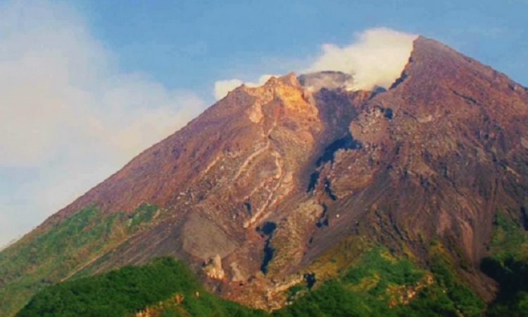 waspada-lava-pijar-meluncur-dari-kawah-merapi-sejauh-12-km-ke-arah-sungai-gendol-jke