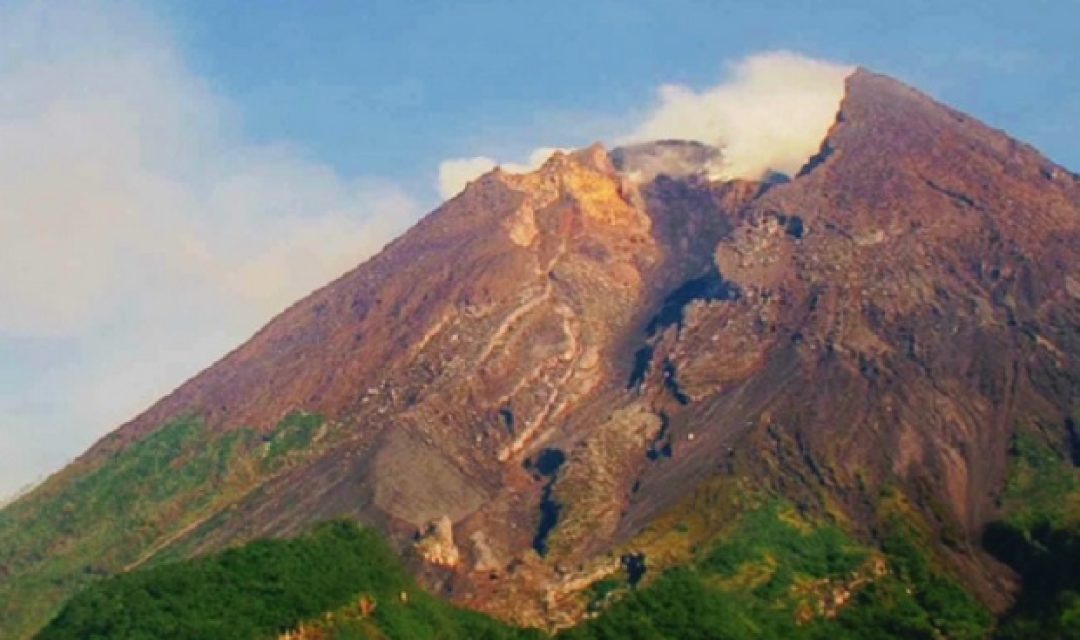 waspada-lava-pijar-meluncur-dari-kawah-merapi-sejauh-12-km-ke-arah-sungai-gendol-jke