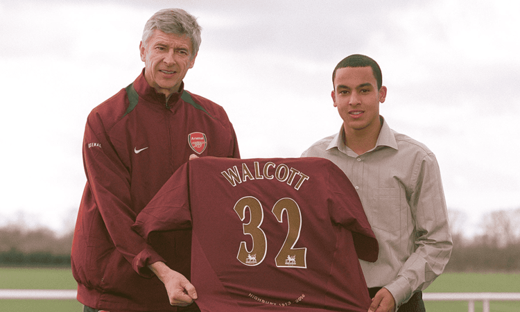 wenger-walcott-signs-2006.png